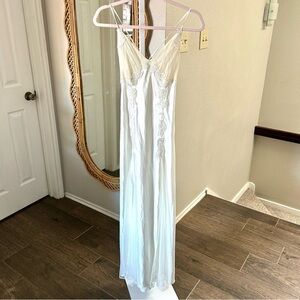 Victoria’s Secret / White Floral Appliqué Mesh Lingerie Nightgown Slip